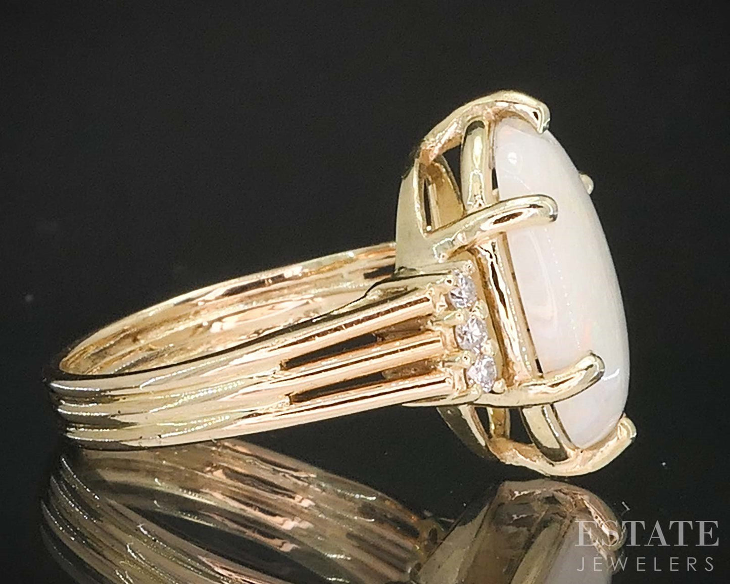 Vintage 14k Yellow Gold Oval Natural Opal & Diamond Ladies Ring 4.1g i19395b
