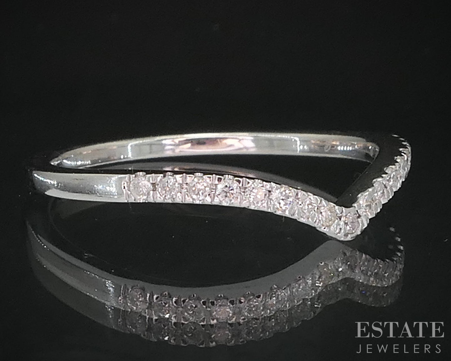 10k White Gold Natural .08ctw Diamond Ladies V-Wedding Band 1.3g i19419