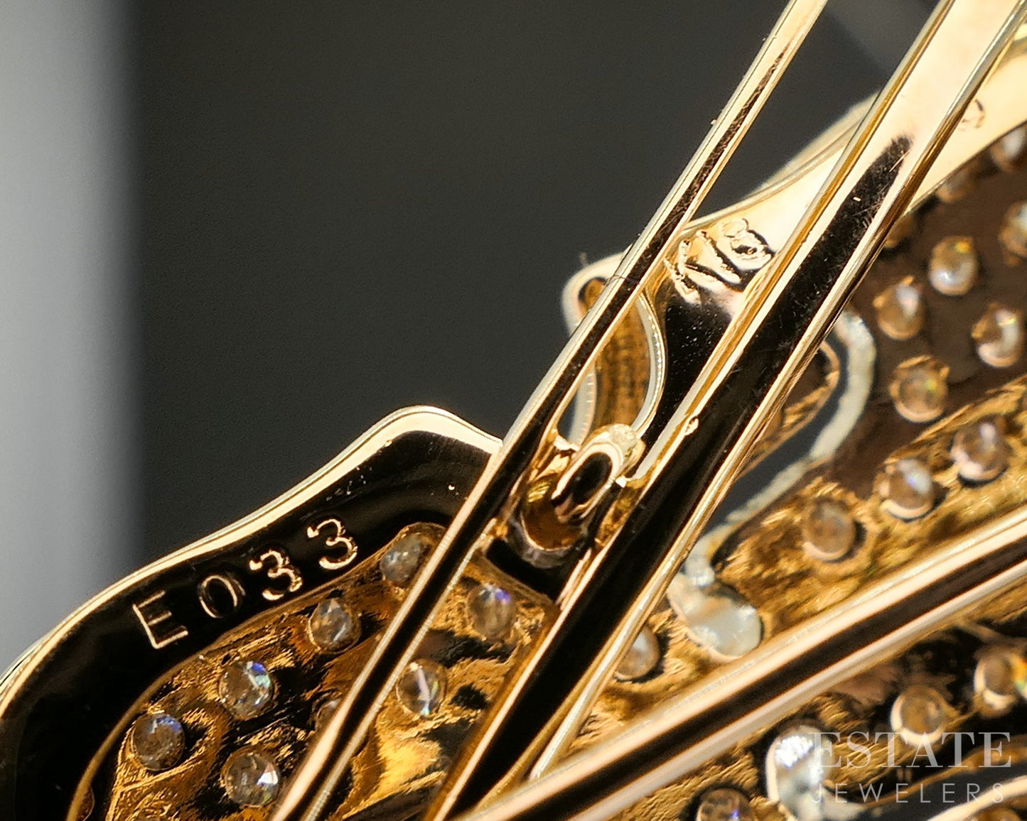 18k Yellow Gold Natural Emerald & Diamond Violin Pin Pendant 8.9g p19016