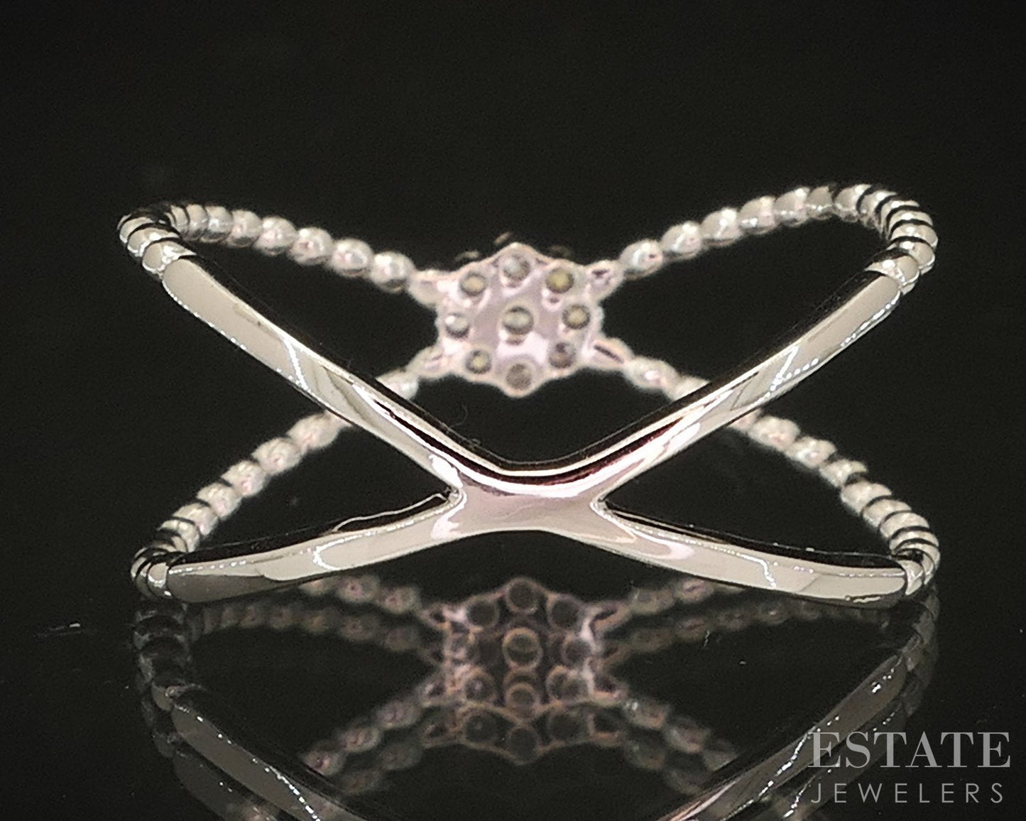 14k White Gold Lab Created .07ctw Diamond Ladies Flower X Band Ring 1.6g i18895