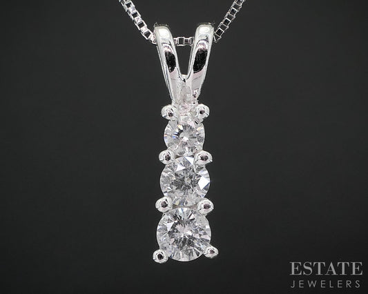 10k White Gold Round Natural .25ctw Diamond Journey Necklace 1.6g i19021b
