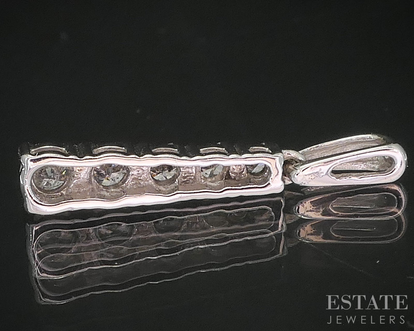 10k White Gold Round Natural .25ctw Diamond Journey Pendant 0.7g i19905b